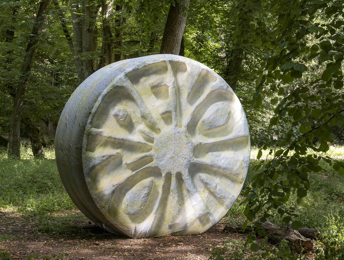 Zuzanna Czebatul, Macromolecule Exploiting some Biological Target, 2022, PVC, 300 x 300 x 150 cm, unique. Exhibition view, Geneva Biennale/ Sculpture Garden, 2022, curated by Devrim Bayar, Parc La Grange, Geneva. © Baptiste Janin